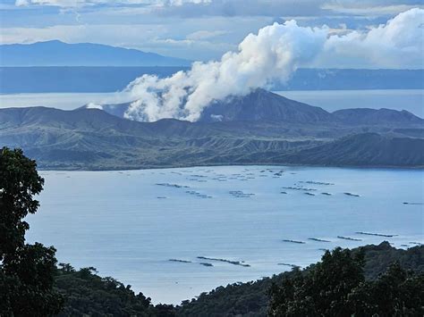 Taal Volcano spews high volume of toxic gas .